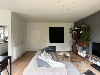 Lichtrijk 2-slaapkamerappartement met garage en terras<br /><br />In de gegeerde wijk Valaar bevindt zich dit verzorgde en lichtrijke appartement van ca. 96 m², gelegen op de derde verdieping van een residentie met slechts drie appartementen. Dankzij de lift en de kleinschalige residentie geniet u van alle comfort en rust.<br /><br />De ruime leefruimte geniet van veel natuurlijk licht en sluit aan op een volledig uitgeruste keuken. Verder beschikt het appartement over twee volwaardige slaapkamers, een praktische berging, een apart toilet en een ruime badkamer met zowel een ligbad als een afzonderlijke douche.<br /><br />Aan de achterzijde bevindt zich een zonnig terras over de volledige breedte van beide slaapkamers. Aan de voorzijde zorgt een balkon voor extra licht en een aangenaam open gevoel.<br /><br />Op het gelijkvloers beschikt u over een privatieve berging én een ruime inpandige garage met automatische poort. Een extra troef is de rechtstreekse verbinding tussen de garage en de lift, wat zorgt voor optimaal comfort bij het laden en lossen van boodschappen of bagage. Zowel de garage als de berging zijn inbegrepen in de vraagprijs. Bovendien is de elektrische installatie conform. Het appartement is vrij bij akte, waardoor een vlotte ingebruikname mogelijk is.<br /><br />De ligging is in een rustige woonomgeving met een uitstekende bereikbaarheid. Winkels, scholen, openbaar vervoer en belangrijke invalswegen bevinden zich in de directe omgeving. Dankzij de ligging op de derde verdieping geniet het appartement bovendien van zicht op groen, een aangename lichtinval en een open gevoel. Deze troeven maken dit appartement bijzonder geschikt voor wie op zoek is naar een instapklare woning op een gegeerde locatie.<br /><br />Gemeenschappelijke kosten: ca. €160/maand (incl. waterverbruik, syndicus, verzekering en onderhoud gemeenschappelijke delen).<br /><br />Kijkdagen op zaterdag 4 juli en zondag 5 juli. Maak een afspraak via onderstaande link om een tijdslot te reserveren.<br /><br />https://calendly.com/ester_deriemaeker/bezoek-appartement