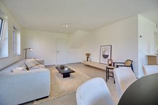 Hectaar bouwt twee energiezuinige en praktisch ingerichte nieuwbouwwoningen op een rustige ligging in Elewijt (Zemst).<br />De woning is rustig gelegen met veel wandelmogelijkheden in de omgeving maar toch zeer centraal nabij verschillende winkels en rechtstreeks verbinding naar alle invalswegen. Ideaal voor mensen die bereikbaarheid zoeken maar vooral rust.<br /><br />Bij elke woning krijgt de koper de kans om volledig inspraak te hebben in de inrichting en afwerking van de woning. In samenspraak met onze betrouwbare partnerleveranciers kies je zelf de materialen en afwerking volgens smaak en budget – zo maak je van deze woning écht jouw thuis.<br /><br /><strong>Indeling Lot 06:</strong><br />Gelijkvloers: Inkomhal met gastentoilet, ruime leefruimte met open keuken en een ruime wasberging/fietsenberging<br />Verdieping: Nachthal met apart toilet, 3 slaapkamers (14,87m² - 10,69m² - 9,86m²), badkamer uitgerust met ligbad, inloopdouche en dubbele lavabomeubel<br />Zolder: Toegankelijk via het zolderluik - mogelijkheid plaatsen vaste trap voor extra opbergruimte/uitbreiding (50,12m²) <br /><br /><strong>Troeven van deze woning:</strong>
<ul>
	<li>Energiezuinig wonen</li>
	<li>Lucht/water warmtepomp, zonnepanelen en vloerverwarming </li>
	<li>Ruim perceel met gunstige oriëntatie (zuid-oost) </li>
	<li>Regenwaterput 7.500l aangesloten op toiletten/wasmachine/buitenkraan</li>
	<li>Apart toegankelijke fietsenberging</li>
</ul>
Wens je meer informatie, contacteer ons vandaag nog voor meer informatie of een afspraak op kantoor te Asse. <br /><span>(Foto's zijn referentiebeelden van voorgaande projecten)</span>