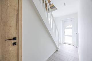 Gerenoveerde woning met 3slpk en 2 badkamersGELIJKVLOERSInkomhalToegang naar kelderWoonkamerEetkamerVolledig ingerichte open keuken voorzien van alle...