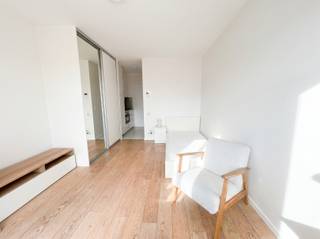 <p><span>Gelegen op wandelafstand van het station en het historisch centrum van Leuven en vlakbij de winkelstraten, stellen wij deze lichtrijker en gemeubelde studio te huur. </span></p><p><span>Deze mooie studio op de derde verdieping van een welonderhouden residentie, genaamd De Nervier, met als bouwjaar 1993, werd recent volledig gerenoveerd volgens de regels van de kunst, heeft een netto-bewoonbare oppervlakte van 24m² en beschikt over een ingerichte kitchenette met inductiekookplaat, dampkap, spoelbak, inbouw combioven en inbouw koelkast met vriesvak,  een leeft- en slaapruimte met mooie parket vloer en een inbouwkast, inclusief was- en droogmachine, en een aparte badkamer met lavabo, douche en toilet. Tevens is er nog een ondergrondse gemeenschappelijke fietsenstalling alsook een vuilnislokaal aanwezig.</span></p><p><span>Kortom, deze cosy en gemeubelde studio is zeker uw bezoek waard en is onmiddellijk beschikbaar. De maandelijkse lasten bedragen 100 euro (inclusief water). </span></p>