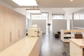 Ben je op zoek naar een veelzijdige ruimte voor je bedrijf? Ontdek deze uitstekende kantoor- of praktijkruimte van 260m², ideaal gelegen nabij het centrum van Sint-Amands. De ruimte is functioneel ingedeeld en biedt tal van mogelijkheden: gelijkvloers (160m²) met een open ruimte, toilet en traphal, en op de eerste verdieping (100m²) een open ruimte met keuken, geschikt voor diverse doeleinden. Deze karaktervolle locatie biedt de perfecte setting voor jouw professionele activiteiten! EPC: 20231127-0003047226-KNR-1. Voor meer informatie of een bezichtiging, neem vrijblijvend contact op via 03/283.84.84 of stuur een e-mail naar gert<span>@ax</span><span>-quality</span><span>.be</span>. Grijp deze kans voor jouw bedrijf in het hart van Sint-Amands!