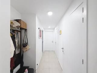 Dans la résidence Nieuw Brugge III, vous trouverez cet appartement lumineux et récent.L'espace de vie ouvert est le cœur de l'appartement, avec une transition fluide vers la cuisine entièrement équipée et une terrasse principale généreuse. Vous trouverez la paix dans la spacieuse chambre principale. La deuxième pièce offre de la flexibilité en tant que bureau ou salle de loisirs. La salle de bain dispose d'une douche à l'italienne moderne, d'une armoire de toilette avec miroir et d'un sèche-serviettes, de sorte que confort et utilisation pratique vont de pair. L'appartement dispose également d'un débarras pratique, où toutes les installations techniques sont cachées et où des connexions sont prévues pour le lave-linge et le sèche-linge.Disposition :2°V. : Hall d'entrée - chambre 1 (11 m²) - salle de bain (6 m²) - chambre 2 (15 m²) - séjour avec cuisine ouverte (30 m²) - débarras - toilettes séparéesGénéral- prix de location : 825,00 €/mois + 75,00 €/mois (frais généraux)- disponible à partir du 01/02/2026Le moyen le plus rapide pour visiter cette propriété ? Demandez votre visite via le bouton rose de notre site Web (www.dewaele.com) et vous serez contacté par notre expert en location.