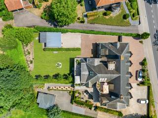 Dit uitzonderlijke villament van 265m² biedt ongeëvenaard comfort en luxe, met een schitterend ruim terras, een privé tuin van 390m², dubbele...