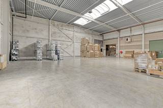 Logistics warehouse for rent in the industrial zone in Maldegem/Adegem. Easy access to A11-E40. via N44 and N49Layout:- Warehouse (804 m²) with...