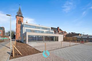 Deze gelijkvloerse casco handelsruimte geniet een oppervlakte van ca. 360 m² beschikbaar, aangevuld met een royaal terras van ca. 160 m².Op vandaag...