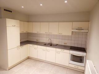 BRUGSTRAAT 36 glv B TE BOEZINGE<br /><br />Zeer ruim twee slaapkamer appartement recent gerenoveerd gelegen op het gelijkvloer.<br />Bestaande uit grote woonplaats, ruime afzonderlijke leefkeuken.<br />Twee slaapkamers.<br />Nieuwe badkamer met dubbele lavabo, instapdouche en washoek.<br />Afzonderlijk toilet, berging en privatieve kelder.<br /><br />Rustige ligging met terras en zicht op de gemeenschappelijke tuin.<br />Gemeenschappelijke fietsenberging.<br /><br />Gordijnen en overgordijnen voorzien.<br />Lichtarmaturen aanwezig.<br /><br />Geen syndickosten.<br />01/11/2026