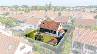 <h3><span>Vakantiewoning, Park Zeebos, Bredene</span></h3><p><span>Zonnige vakantiewoning met ruime tuin en parkeerplaats, rustig gelegen in het rustige en groene park Zeebos, op korte afstand van het strand, de zee en de duinen. Het verzorgde vakantiedomein biedt diverse faciliteiten voor het hele gezin, waaronder een openluchtzwembad, recreatiemogelijkheden en ruime groenzones.</span></p><p><span>Indeling: Ruime, gezellige leefruimte met eetplaats en een volledig uitgeruste open keuken, voorzien van alle hedendaags comfort. Op het gelijkvloers bevindt zich een slaapkamer, wat zorgt voor extra gebruiksgemak. Op de verdieping zijn er nog twee volwaardige slaapkamers aanwezig, evenals praktische bergruimte. De badkamer is modern ingericht en uitgerust met een douche en lavabo. Daarnaast beschikt de woning over een afzonderlijk toilet. Dankzij de combinatie van rust, comfort, een zonnige tuin en de uitstekende ligging nabij zee, strand en natuur is deze vakantiewoning de ideale uitvalsbasis voor eigen gebruik of als investering aan de Belgische kust.</span></p>