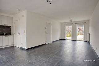Op zoek naar een moderne, energiezuinige woning waar je zonder zorgen meteen kan intrekken? Dan is deze perfect onderhouden woning uit 2016, rustig gelegen op een boogscheut van het centrum van Aarschot, absoluut een bezoek waard!<br /><br />De woning combineert hedendaags wooncomfort met een praktische indeling en een uitstekende ligging. Dankzij de 4 volwaardige slaapkamers en de badkamer biedt deze eigendom alle ruimte voor een gezin of voor wie graag een extra bureau of hobbykamer voorziet.<br /><br />Buiten geniet je van een aangenaam terras met aansluitend een onderhoudsvriendelijk tuintje, ideaal om in alle rust te ontspannen. Een bijkomende troef is de carport met rechtstreekse achtertoegang tot het perceel, wat zorgt voor extra comfort en gebruiksgemak.<br /><br />Ook op energetisch vlak scoort deze woning uitstekend. Met een EPC-label A ben je verzekerd van een bijzonder energiezuinige thuis, helemaal klaar voor de toekomst.<br /><br />Dankzij de rustige ligging vlak bij het bruisende centrum van Aarschot geniet je bovendien van een ideale combinatie van rust en bereikbaarheid, met winkels, scholen en andere voorzieningen binnen handbereik.<br /><br />Kortom: een comfortabele, energiezuinige gezinswoning op een gegeerde locatie!