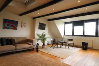 <p>Zin om op ’t Zuid te wonen? Ontdek deze charmante studio in de schaduw van het Museum van Schone Kunsten.</p><p>Gelegen op een uiterst gegeerde locatie tussen de Leopold de Waelplaats en de Lambermontplaats en direct omgeven door heel wat trendy cafés en restaurants. Direct aan belangrijke invalswegen, de Ring van Antwerpen en openbaar vervoer. Deelvervoer en velostation op wandelafstand. Bakker, scholen en supermarkten op minder dan 500 m.</p><p>•          Toplocatie op ‘t Zuid<br />•          Kleinschalig gebouw<br />•          Lage algemene kosten<br />•          Beschikbaar vanaf 1/09/2026</p><p>De studio ligt op 4de verdieping en is bereikbaar per trap. Een inkomhal leidt naar de leefruimte met open keuken en aansluiten slaapgedeelte. De badkamer omvat een douche, wc, een wastafel en aansluiting van wasmachine en droogkast.<br /><br />Gemeenschappelijke kosten €140 (onderhoud en elektriciteit gemeenschappelijke delen + privatief verbruik water + privatief verbruik elektriciteit)</p><p>Interesse? Gelieve uw gegevens in te vullen onderaan de advertentie op onze website www.sinjoor.be. De dossierverantwoordelijke zal nadien zo snel mogelijk contact met u opnemen.</p>
