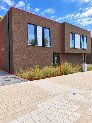 <strong>Halfopen nieuwbouwwoning te koop – Monica Vancloosterstraat, Roeselare (Beveren)</strong><br /><br />Deze moderne<strong> halfopen nieuwbouwwoning </strong>maakt deel uit van een stijlvol nieuwbouwproject in de rustige Monica Vancloosterstraat te Roeselare (Beveren).<br />Met een perceel van <strong>286 m²</strong> en een doordachte indeling biedt deze woning comfort, ruimte en energiezuinig woonplezier.<br /><br /><strong>Indeling gelijkvloers</strong><br />Via de inkomhal kom je binnen in de <strong>lichtrijke leefruimte met open keuken</strong>, ontworpen voor maximaal licht en een ruimtelijk gevoel. Aansluitend bevindt zich een <strong>grote berging van 10 m²</strong>, ideaal als voorraad- of wasruimte.<br />De woning beschikt verder over een <strong>tuinberging, carport, ruime oprit, terras</strong> en een aangelegde tuin — perfect om meteen zorgeloos te genieten van je nieuwe thuis.<br /><br /><strong>Indeling verdieping</strong><br />Op de bovenverdieping vind je een functionele <strong>nachthal</strong>, die ook de mogelijkheid biedt om een <strong>bureau of werkhoek</strong> te creëren.<br />Daarnaast zijn er <strong>drie slaapkamers</strong> (17 m², 9 m² en 9 m²) en een volledig uitgeruste badkamer met<strong> inloopdouche, ligbad en dubbel lavabomeubel</strong>. Een <strong>afzonderlijk toilet </strong>en bovenberging maken deze verdieping volledig.<br /><br /><strong>Energiezuinig &amp; modern</strong><br />Zoals de andere woningen in het project is ook deze woning <strong>energiezuinig </strong>(E-peil ≤ 30) en uitgerust met <strong>zonnepanelen</strong>, een <strong>warmtepomp </strong>en <strong>vloerverwarming</strong>.<br />Dankzij deze technieken geniet je van een laag energieverbruik en een toekomstgerichte woning.<br /><br /><strong>Topligging</strong><br />De woning ligt in een rustige, nieuwe woonomgeving in Beveren (Roeselare), met:
<ul>
	<li><strong>Snelle verbinding naar de E403</strong> (Brugge – Kortrijk)</li>
	<li><strong>Vlotte bereikbaarheid van het centrum van Roeselare</strong></li>
	<li>Winkels, scholen en sportfaciliteiten in de buurt</li>
	<li>Een kindvriendelijke woonomgeving met groene accenten</li>
</ul>
<br /><strong>Prijs: € 385.587 excl. kosten</strong><br /><strong>Perceel: 286 m²</strong><br /><br />* Foto's binnenzijde van een gelijkaardige woning *<br /><br />Neem contact voor een vrijblijvend bezoek via <strong>051 21 11 11</strong> of <strong>matias@imfiro.be</strong>