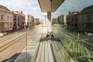 In De Smet de Naeyerlaan in Blankenberge vind je deze ruime en recente omgekeerde duplex (bouwjaar 2022) met een bewoonbare oppervlakte van maar liefst 114 m². Dankzij de doorzonindeling geniet je hier de hele dag van natuurlijk licht en een open zicht aan zowel de voor- als achterzijde.

De leefruimte bevindt zich op de bovenste verdieping en voelt bijzonder ruim en aangenaam aan. Grote raampartijen zorgen voor een lichtrijke sfeer en geven toegang tot twee terrassen waar je maximaal van de buitenlucht kan genieten. De open keuken is volledig uitgerust en vormt samen met de leefruimte het hart van het appartement. Aansluitend is er nog een berging met een apart gastentoilet.

Op het gelijkvloerse niveau bevinden zich de slaapkamers en de badkamer. Van hieruit heb je rechtstreekse toegang tot de tuin, wat dit appartement extra comfortabel en uniek maakt. De tuin beschikt bovendien over een praktische opbergruimte.

Verder is het appartement voorzien van vloerverwarming, rolluiken, voldoende bergruimte en alle hedendaags comfort. De ligging is een absolute troef: vlakbij het centrum van Blankenberge, winkels, openbaar vervoer en alle voorzieningen, maar toch met een open en rustig gevoel.

Het gebouw beschikt bovendien over een gemeenschappelijke fietsenberging en een afvallokaal. Kortom, aan alles werd hier gedacht.

👉 Plan nu je bezoek via jens@keyimmo.be of 0496 41 55 77 en ontdek dit fantastische duplexappartement in Blankenberge.