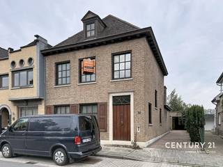 Deze stevige halfopen bebouwing in de Pastoriestraat te Sint-Andries combineert een karaktervolle uitstraling met ruimte en tal van mogelijkheden. De ramen in pastoriestijl geven de woning een tijdloos karakter, terwijl de praktische indeling en de ruime buitenomgeving heel wat troeven bieden.<br /><br />Via de inkomhal met trap en vestiaire komt u in de woonkamer, aansluitend op een veranda. Verder beschikt het gelijkvloers over een afzonderlijke, ruime keuken, een praktische wasplaats/berging en een apart toilet.<br /><br />Op de eerste verdieping bevinden zich drie slaapkamers en een badkamer met toilet. De zolder is bereikbaar via een zolderluik en biedt extra bergruimte of mogelijks slaapkamer mits voorzien vaste trap.<br /><br />Een bijzondere troef is de zijdelingse oprit die toegang geeft tot de achterliggende garagebox en twee ruime bijgebouwen. Deze bieden tal van mogelijkheden voor opslag, hobby's of een atelier. Achteraan bevindt zich bovendien een zeer grote tuin, ideaal voor wie houdt van groen, rust en ruimte.<br /><br />Gelegen in Sint-Andries, met winkels, scholen en openbaar vervoer in de omgeving, biedt deze eigendom een interessante combinatie van een praktische woonlocatie en uitzonderlijk veel ruimte rondom de woning.<br /><br />Een karaktervolle woning met drie slaapkamers, ruime bijgebouwen en een grote tuin — ideaal voor wie op zoek is naar ruimte en mogelijkheden in Brugge.