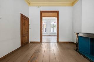 <p>Te koop: karaktervolle gesloten bebouwing in Antwerpen, op wandelafstand van het populaire Park Spoor Noord en met een zeldzame tuin.<br /><br />Deze authentieke woning is momenteel ingedeeld in vier units, maar officieel gekend als één woning. Dat biedt tal van mogelijkheden: van een ruime gezinswoning tot een combinatie van wonen en werken of een opbrengsteigendom, volledig in te richten naar eigen wensen. Gelegen in een levendige buurt met horeca, winkels en ontspanning binnen handbereik, geniet je bovendien van een vlotte verbinding naar het centrum van Antwerpen. Deze woning beschikt over tal van karaktervolle elementen zoals hoge plafonds, sierlijke moulures, originele schouwen en houten vloeren die de woning een warme en charmante uitstraling geven. In combinatie met de stadstuin – een echte zeldzaamheid op deze locatie – biedt dit pand enorm veel potentieel om een prachtige en unieke thuis te creëren.<br /><br />Belangrijkste ruimtes:<br />• Drie kelderruimtes<br />• Glv: Een inkomhal met vestiaire, een woonkamer, een eetkamer, een keuken, één slaapkamer, een badkamer, een toilet en een gezellige tuin.<br />• 1eV: Een woonkamer, een keuken, twee tot drie slaapkamers, een badkamer, een toilet, een terras. <br />• 2eV: Een woonkamer, een keuken, één slaapkamer, een badkamer, een toilet, een wasplaats.<br />• 2eV: Een woonkamer, een keuken, één slaapkamer (mezzanine), een badkamer.<br /> </p>