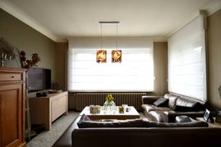 Deze woning combineert een statige architectuur met een warme, huiselijke sfeer en is gelegen in een rustige buurt, wat zorgt voor een bijzonder aangename en veilige woonomgeving.<br />Dankzij de gunstige ligging geniet u hier van een vlotte bereikbaarheid naar het centrum van Marke en Kortrijk, terwijl u tegelijk woont in een kindvriendelijke en groene buurt.<br /><br />Indeling als volgt:<br />Bij het betreden van de woning komt u binnen in een statige inkomhal, die meteen de toon zet voor de rest van het huis.<br />De doorzonleefruimte zorgt voor een mooie lichtinval en bestaat uit een gezellige zithoek en een eetplaats, waar het aangenaam vertoeven is met zicht op de tuin.<br />Aansluitend bevindt zich de geïnstalleerde keuken met ontbijthoek.<br /><br />Op de eerste verdieping bevinden zich 3 volwaardige slaapkamers en een badkamer met lavabo, douche én een tweede toilet.<br /><br />Via een vaste trap bereikt u de zolderverdieping.<br />Deze ruimte biedt tal van mogelijkheden en kan perfect ingericht worden als extra slaapkamer, hobbyruimte, bureau of speelkamer.<br /><br />Op de -1 verdieping vinden we een inpandige garage, gevolgd door een wasplaats / werkplaats en een aanpalende berging, wat dus vooral zorgt voor heel wat praktische bergruimte.<br /><br />Tot slot beschikt de woning over een mooi stukje tuin, waar u in alle rust kan genieten van het buitenleven.<br /><br />EXTRA TROEVEN: zonnepanelen, thuisbatterij, gunstige locatie, ...<br /><br />Onze ref. DEV4964