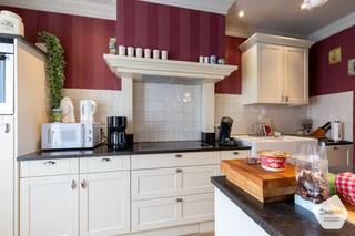 <strong><u>OPENDEURMOMENT OP MAANDAG 29 JUNI 2026 tussen 14u00 en 18u00 ( op afspraak)</u></strong><br /><br />U kunt een BOD uitbrengen op deze woning, rekening houdend met de AANVANGSPRIJS van <strong>€ 590.000,00</strong>, elk hoger BOD wordt voorgelegd aan de eigenaars die al dan niet kunnen ingaan op dit aanbod.<br /><br />Bent u op zoek naar een<strong> ruime gezinswoning met uitzonderlijk veel plaats</strong>, tal van mogelijkheden in in het centrum van Ruddervoorde? Dan is dit unieke eigendom beslist een bezoek waard.<br />Deze eigendom combineert een comfortabele woning met een zeer ruime handelsruimte, waardoor<strong> wonen en werken perfect op één adres </strong>mogelijk zijn. Dankzij de veelzijdige indeling biedt het pand niet alleen mogelijkheden voor zelfstandigen en ondernemers, maar ook voor wie op zoek is naar extra ruimte voor hobby's, opslag, een praktijkruimte of een andere invulling naar eigen wens.<br /><br />De woonst strekt zich uit over de eerste en tweede verdieping en biedt <strong>alle comfort voor een groot gezin</strong>.<br />Op de eerste verdieping bevindt zich een volledig ingerichte keuken die aansluit op de ruime en gezellige leefruimte met gashaard. Verder vindt u hier een slaapkamer en een aangenaam,<strong> zuidgericht dakterras</strong> waar u in alle rust van de zon kunt genieten.<br />De tweede verdieping beschikt over vier volwaardige slaapkamers en een ruime badkamer uitgerust met een ligbad, toilet en dubbele wastafel in meubel.<br /><br />Op het gelijkvloers bevindt zich een ruime handelsruimte van maar liefst <strong>462 m²,</strong> momenteel ingericht als bakkerij. <strong>Dankzij de grote oppervlakte en flexibele indeling zijn de mogelijkheden hier eindeloos</strong>. Deze ruimte kan verder commercieel worden benut, maar biedt eveneens kansen voor opslag, een atelier, praktijkruimte, showroom of andere activiteiten.<br />Achteraan beschikt het pand bovendien over een <strong>ruime dubbele garage met afzonderlijke toegang</strong>, wat zorgt voor extra gebruiksgemak.<br /><br /><u><strong>Sterke punten van dit pand:</strong></u>
<ul>
	<li>Ruime woning met vijf slaapkamers;</li>
	<li>Zuidgericht dakterras;</li>
	<li>Gezellige leefruimte met gashaard;</li>
	<li>Volledig ingerichte keuken;</li>
	<li>Grote multifunctionele ruimte op het gelijkvloers;</li>
	<li>Dubbele garage met afzonderlijke toegang;</li>
	<li>Twee toegangen tot het pand (voor- en achterzijde);</li>
	<li>Mogelijkheid om wonen en werken te combineren;</li>
	<li>Tal van invullingsmogelijkheden voor zelfstandigen, vrije beroepen of hobbyisten.</li>
</ul>
Kortom, een <strong>unieke eigendom </strong>waar ruimte, wooncomfort en mogelijkheden hand in hand gaan. Ideaal voor wie op zoek is naar een <strong>ruime woning met een extra troef</strong> die volledig naar eigen behoeften kan worden ingevuld.<br /><br />Voor vragen of meer informatie omtrent dit pand contacteer ons gerust via: <strong>oostkamp@caenen.be</strong>