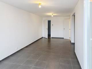 Dit verzorgd éénslaapkamerappartement bevindt zich op een rustige ligging aan de rand van het centrum, op wandelafstand van het station.De indeling omvat een lichtrijke leefruimte met open, ingerichte keuken, een aparte slaapkamer en een badkamer met ligbad met douchefunctie, wastafel en toilet. Praktische berging bereikbaar via badkamer. Aanpalend is er een gezellig terras waar u kan genieten van de buitenlucht.Het appartement werd recent heropgeschilderd en is instapklaar. Parkeren kan eenvoudig in de buurt met een bewonerskaart. Mogelijkheid tot aankoop garagebox(en) in het gebouw.Ideaal als starters- of investeringsappartement.