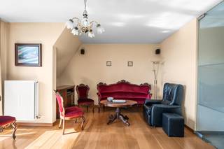 <p>Ontdek dit ruime appartement van 105 m², gelegen in het hart van Kruishoutem. Dit appartement combineert een toplocatie met een praktische en comfortabele indeling en is steeds perfect onderhouden, klaar om meteen in te trekken. U woont hier op wandelafstand van winkels, scholen en het openbaar vervoer, terwijl de uitstekende verbindingen naar de N60 en de E17 snelle toegang bieden naar de omliggende steden.</p><p>Het appartement beschikt over twee volwaardige slaapkamers en een extra bureau/slaapkamer. De badkamer is voorzien van zowel een bad als een douche, en de keuken is uitgerust met alle noodzakelijke toestellen, waaronder een vaatwas, koelkast en oven.</p><p>Bij het appartement hoort ook een private staanplaats en een kelderberging, wat extra gemak en opbergruimte biedt. De ruime leefruimte geniet van veel natuurlijk licht en creëert een aangename en functionele woonomgeving. Aansluitend bevindt zich een ruim terras, ideaal om te ontspannen. Dankzij de centrale ligging, het doordachte ontwerp en het uitstekende onderhoud is dit appartement ideaal voor wie centraal en comfortabel wil wonen.</p><p>Ook op energetisch vlak scoort dit appartement uitstekend met een gunstig EPC-label B, wat garant staat voor een energiezuinige woonst en een lager energieverbruik.</p><p>Wenst u een bezoek? Contacteer Zuzana op 0456 98 16 85 of via e-mail op zuzana@altro-vastgoed.be. Mis deze unieke kans niet om uw nieuwe thuis in Kruishoutem te ontdekken!</p>