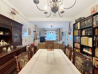 Te renoveren ruime woning met 4 slaapkamers in het hart van Oud-Knokke – Albertlaan 21<br /><br />Deze ruime woning is ideaal gelegen in het charmante Oud-Knokke, vlak bij de Groentenmarkt en op wandelafstand van de Lippenslaan, winkels, horeca en alle nodige faciliteiten.<br /><br />Indeling:<br />Bij het betreden van de woning komt u in de inkomhal die toegang biedt tot de gezellige woonkamer en eetplaats. Verder bevindt zich op het gelijkvloers een ingerichte keuken, een afzonderlijk toilet en een praktische wasplaats. Boven de wasplaats, in het bijgebouw, bevindt zich een eerste slaapkamer. Daarnaast is er een ruime berging, een buitenberging en een aangenaam tuintje.<br /><br />Op de eerste verdieping vindt u een slaapkamer, een ruimte voorzien voor een toilet en een badkamer die is opgesplitst in een douchekamer met toilet en een aparte badkamer.<br />De tweede verdieping beschikt over nog twee volwaardige slaapkamers.<br /><br />Deze woning biedt tal van mogelijkheden voor wie op zoek is naar een renovatieproject met ruimte, een centrale ligging en veel potentieel in Knokke.