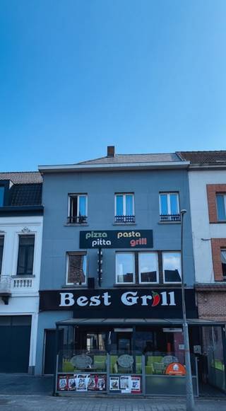 Dit investeringspand op een commerciële topligging in Geraardsbergen (Grote Markt) kan een mooie investerings-opportuniteit zijn. <br />Dit zuiver op rendement of als investering. p<br />Project omvat twee kadastrale leggers nl Markt 44 en Markt 44A<br />GELIJKVLOERS : een verhuurd handelspand. Uitbating van deze zaak bestaat reeds meer dan 10 jaar en zal ook in uitbating blijven na de verkoop. Huidige huurder blijft dan ook in de zaak. <br />Op de eerste (EPC C)en tweede verdieping (EPC D): twee ruime verhuurde appartementen met een mooi rendement. <br /><br />Extra troeven : <br />- geen renovatieverplichting <br />- geen overstromingsgevoelig gebied <br />- directe huuropbrengsten, huidig rendement bedraagt brutto 5,9 % <br />- op de Grote Markt met tal van nieuwe bouwprojecten<br />- dus ligging met meerwaardepotentieel <br /><br />Interesse in een bezoek en bijkomende info? Klink dan op de button " infoaanvraag/afspraak" op deze pagina. Ik contacteer u dan om concreet een tijdstip in te plannen. Verkoop: Pieter Cardoen 0475 36 12 52, pieter@cornelis-goeman.be<br />Omwille van privacy redenen plaatsen we geen extra foto's online <br />Vermelde afmeitngen zijn informatie en niet bindend.