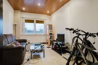 <br />Ben je op zoek naar een betaalbare woning met ruimte én mogelijkheden? Dan is deze woning gelegen in de <strong>Markebekestraat 124</strong> beslist een bezoek waard!<br /><br />Bij binnenkomst word je verwelkomd in de <strong>inkomhal </strong>die leidt naar een <strong>lichte en ruime leefruimte </strong>met een gezellige zithoek en eetplaats. De <strong>keuken </strong>biedt voldoende ruimte en wacht erop om volledig naar jouw smaak vernieuwd te worden. Verder vind je op het gelijkvloers de <strong>badkamer </strong>uitgerust met douche, lavabo en toilet.<br /><br />Vanuit de keuken heb je directe toegang tot het<strong> terras met uitweg langs achter.</strong><br /><br />Op de <strong>eerste verdieping </strong>bevinden zich <strong>twee ruime slaapkamers</strong>. De <strong>vaste trap naar de zolder </strong>onthult een zeer ruime <strong>zolderverdieping</strong>, die nog tal van mogelijkheden biedt: extra slaapkamers, een hobbyruimte of een thuiskantoor. <br /><br />Met een <strong>bewoonbare oppervlakte van 127 m² </strong>is dit de ideale woning voor <strong>starters </strong>of <strong>renovatieliefhebbers </strong>die hun eigen stempel willen drukken. <br /> <br /><strong>Neem snel contact op voor meer info of een bezoek! </strong><br />Simon - 0471 547 642 - simon@dekeyser.immo of <br />Yorben - 0468 188 061 - yorben@dekeyser.immo <br />