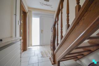 Ontdek deze verrassend ruime, halfopen bebouwing met wachtzaal en praktijk te Torhout (Sint-Henricus), rustig gelegen op een perceel van 622 m² in...