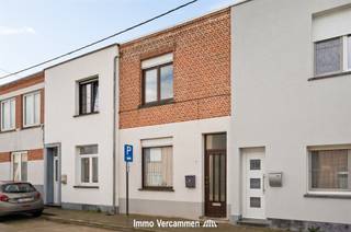 Te moderniseren gezinswoning met 2 slaapkamers, gunstig gelegen te Sint-Katelijne-Waver. Deze gezellige woning werd steeds met de grootste zorg...