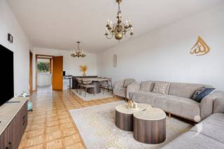 <p><span>Ontdek dit </span><span>ruime en instapklare appartement van 116 m²</span><span> gelegen in Heverlee op een boogscheut van</span><span> Gasthuisberg</span><span> en op wandelafstand van het centrum van Leuven.</span></p><p><span>Het appartement bevindt zich op de derde verdieping van een </span><span>kleinschalig gebouw met slechts 7 appartementen</span><span> dat doorheen de jaren steeds goed werd onderhouden. </span></p><p><span>De ruime inkomhal geeft toegang tot de verschillende leefruimtes. Het appartement beschikt over </span><span>twee ruime slaapkamers</span><span> die elk voldoende plaats bieden voor een tweepersoonsbed, kledingkast en eventueel een bureau.</span></p><p><span>De badkamer is praktisch ingericht met een </span><span>inloopdouche en wastafel</span><span>. Daarnaast is er een </span><span>aparte wc</span><span> en zijn er aansluitingen voor een wasmachine.</span></p><p><span>De </span><span>ruime en lichtrijke woonkamer</span><span> beschikt over grote ramen die zorgen voor een aangename natuurlijke lichtinval.</span></p><p><span>Aansluitend bevindt zich de </span><span>functionele keuken</span><span>, die voorzien is van voldoende opberg- en werkruimte. Vanuit de keuken heeft u toegang tot het </span><span>terras</span><span>, dat uitkijkt op de aangename groene omgeving. Naast de keuken bevindt zich bovendien een </span><span>praktische berging</span><span>.</span></p><p><span>Als extra troeven beschikt het appartement over een </span><span>overdekte staanplaats aan de achterzijde van het gebouw</span><span> en een </span><span>privatieve berging</span><span> in het gebouw. Bovendien beschikt het energiezuinige appartement over een </span><span>EPC-label B</span><span>. </span></p><p><span>De ligging is een absolute troef, op een boogscheut van</span><span> Gasthuisberg</span><span> en op wandelafstand van het centrum van Leuven.</span></p><p><span>Interesse in dit ruime en instapklare appartement op een uitstekende locatie? Contacteer ons via </span><span>016 15 31 15</span><span> </span><span>of </span><span><span>info@immolivit.be</span></span><span>.</span></p>