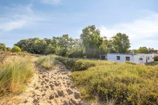 Deze onlangs gerenoveerde vakantiewoning (60 m²) ligt in een recreatiedomein, naast het natuurreservaat van de Doornpanne-duinen, en op slechts enkele minuten wandelen van het gemeentelijk zwembad en de tennis- en padelclub.<br /><br />De woning werd in 2010 gerenoveerd en er werd een veranda bijgebouwd. Bovendien zijn er sinds 2019 twaalf zonnepanelen op het dak geïnstalleerd en is de elektrische installatie vernieuwd. Het is dus uw ideale tweede verblijf aan de kust. De woning wordt bij voorkeur volledig gemeubeld verkocht, zodat u er direct na de ondertekening van de akte van kunt genieten.<br /><br />Indeling: woonkamer, keuken, badkamer met douche en toilet, en twee slaapkamers. Parkeermogelijkheid naast het huis.<br /><br />Geïnteresseerd? Neem dan meteen contact op met Ron Verhaeghe via ron.verhaeghe@dewaele.com of via het nummer 0470/85.29.80<br /><br />Dit pand is onderworpen aan de renovatieverplichting van de Vlaamse overheid voor residentiële gebouwen (behoudens bij sloop binnen 5 jaar na de aankoop). Consulteer voor meer informatie de website van het Vlaams Energie- en Klimaatagentschap via https://www.vlaanderen.be/een-woning-kopen/renovatieverplichting-voor-residentiele-gebouwen<br /><br />Bestuursmaatregelen in het maatregelenregister: nee