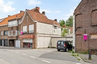 Dit handelshuis is gelegen in het centrum van Lauwe.<br /><br />De huidige indeling is als volgt: <br />Gelijkvloers: inkom (winkelruimte), leefruimte, keuken, werkruimte, berging. <br />Eerste verdiep: 3 kamers, badkamer en toegang tot de zolderruimte. <br /><br />Het perceel heeft een oppervlakte van 375m2 en <span>biedt verschillende mogelijkheden</span>: <br />- Bouwen van een ééngezinswoning; <br />- Bouwen van twee aaneengesloten woningen; <br />- Bouwen/renoveren handelswoning. <br /><br />PLUSPUNTEN: <br />- COMMERCIËLE LIGGING<br />- MEERDERE MOGELIJKHEDEN <br />- RUIM BESCHIKBAAR OPP. <br /><br />*Er is tevens de mogelijkheid tot aankoop van de naastgelegen loods (biedt optie om projectgrond uit te breiden naar 4 woningen + parkeerplaatsen).