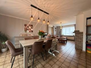 Maak uw profiel via onderstaande link en we contacteren u voor een bezoek:<br />https://Vlaemynck.mijnhuurprofiel.be/property/ec15edd2-3b4a-4e97-bebc-cad68edeac55<br /><br />Op een rustige ligging, vlakbij het centrum van Tielt, vinden we deze ruime gezinswoning. Dankzij de nabijheid van winkels, supermarkten, scholen en andere voorzieningen geniet u hier van een uitstekende combinatie van rust en een centrale ligging.<br /><br />Bij de woning hoort een ruime oprit met plaats voor twee wagens en een inpandige garage, waardoor u steeds over voldoende parkeergelegenheid beschikt.<br /><br />Indeling: <br />Via de inkomhal met gastentoilet komt u terecht in de lichtrijke leef- en eetruimte, die rechtstreeks toegang biedt tot het overdekte terras. De volledig geïnstalleerde keuken sluit aan op de veranda en geeft eveneens toegang tot de inpandige garage met praktische berging.<br /><br />Op de eerste verdieping bevinden zich de nachthal, drie volwaardige slaapkamers en een badkamer uitgerust met lavabo, ligbad en toilet.<br /><br />Daarnaast beschikt de woning over een ruime zolder, ideaal als extra berging.<br />Buiten geniet u van een volledig afgesloten tuin met tuinhuis, waar u in alle privacy kunt ontspannen.<br /><br />Beschikbaar vanaf 01/10/2026.<br /><br />Interesse in deze ruime gezinswoning? Plan vandaag nog uw bezoek via uw 'Huurdersprofiel'.