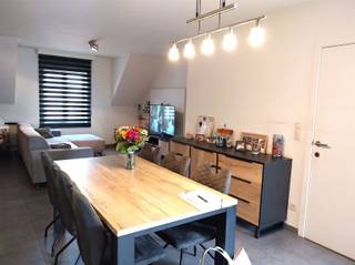 <p>Demandez votre visite via info@optimusvastgoed.be!<br />TURNING : Appartement duplex de 3 chambres à coucher avec garage à Heusden-Zolder!<br />Cet appartement duplex est situé au 2ème étage d'un petit immeuble d'appartements dans une rue calme à Heusden-Centre. À quelques minutes de marche, vous trouverez toutes sortes de facilités pour vos achats quotidiens, ainsi que la bibliothèque et les transports publics. La gare de Heusden n'est qu'à quelques minutes. Le centre commercial de Heusden se trouve à quelques minutes en voiture. Au 2ème étage, l'appartement comprend un hall d'entrée avec armoire encastrée, des toilettes séparées, un séjour spacieux avec cuisine ouverte et coin bureau, un débarras, une chambre à coucher 1 et une salle de bain avec douche. Au 3ème étage, il y a 2 chambres supplémentaires, dont l'une dispose d'un espace de jeu ou d'un bureau séparé et d'un dressing séparé. A l'arrière, vous pouvez profiter d'une terrasse spacieuse avec un abri de jardin. À l'arrière du bâtiment se trouvent un parking et un garage fermant à clé. Il y a également une cave privée.<br />Location:<br />Situation favorable dans une rue calme dans le centre de Heusden, à proximité de toutes sortes de facilités et de transports publics. Dans les environs se trouvent plusieurs écoles, la bibliothèque et la gare est à quelques minutes.<br />Layout:<br />- Etage 2 : hall d'entrée, toilette, séjour avec cuisine ouverte, débarras, terrasse, chambre 1 et salle de bain avec douche.<br />- Etage 3 : chambre 2 avec bureau ou salle de jeux, chambre 3, dressing séparé.#NouveauLine#- Garage verrouillable et place de parking à l'arrière.NouveauLine#- Cave privée.NouveauLine#Trophées:NouveauLine#- 3 chambres à coucher ! NouveauLine#- Ascenseur ! NouveauLine#- Garage et place de parking !<br />- Local de stockage dans la cave!<br />EPC B avec certificat numéro 20260517-0003870087-RES-2.<br />Frais communs : €55 avec règlement annuel.<br />Disponible à partir du 01.07.2026.</p>
