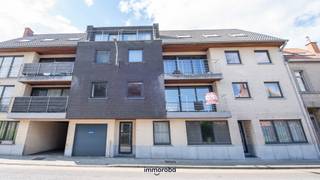 Dit centraal gelegen appartement is volledig instapklaar en ligt vlakbij winkels, school, openbaar vervoer, oprit E17,...<br /><br />Indeling van het appartement: inkomhal, apart toilet, woonkamer, keuken, berging/wasplaats, één slaapkamer, badkamer en terras.<br /><br />Het appartement beschikt over een buitenberging.<br />Parkeren is in de buurt mogelijk. <br /><br />Beschikbaarheid: onmiddellijk.<br />Syndickosten: €50/maand.<br /><br />Voor meer info of een bezoek: lisa@immoroba.be