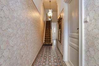 The house has a lot of character and potential to be transformed into a modern family home. Located in the quiet Sint-Clara Street, with the...