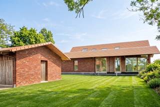 <p>Unieke architectenwoning op een uitzonderlijk perceel van 7.441 m². <br /><br />Op het einde van een rustige doodlopende straat bevindt zich deze bijzondere architectenwoning. <br /><br />De woning geniet van een unieke ligging met adembenemende vergezichten over het omliggende landschap en een ongeziene rust en privacy.<br /><br />De doordachte architectuur, slimme indeling en het gebruik van duurzame, hoogwaardige materialen zorgen voor een tijdloze en kwalitatieve woonbeleving. <br />De woning bevindt zich in een vergevorderde afwerkingsfase, waarbij enkel nog enkele persoonlijke afwerkingen dienen te worden voorzien.<br /><br />Op het gelijkvloers bevinden zich een ruime inkomhal, directe verbinding naar de leefruimtes genietend van de verzichten, een bureau, een luxueuze masterbedroom met aansluitende badkamer. Daarnaast beschikt de woning over een praktische kelderverdieping.<br />Apart bijgebouw met garage voor 2 wagens. <br /><br />De bovenverdieping omvat drie slaapkamers en een tweede badkamer, ideaal voor een gezin of voor het ontvangen van gasten.<br /><br />Een zeldzame combinatie van architectuur, ruimte, rust en panoramische uitzichten op een uitzonderlijk perceel van maar liefst 7.441 m².<br /><br />Bezoek na afspraak met IMMO BEGUIN: info@immobeguin.be</p>
