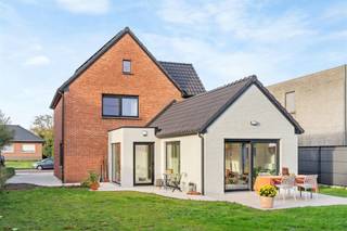 <p><span>Compleet gerenoveerde woning op perceel van bijna 9 are vlak bij zolder centrum, omgeven door groen.</span></p><p><span> </span></p><p><span>Belangrijkste troeven:</span></p><p><span>- Centrale ligging</span></p><p><span>- Totaal gerenoveerd in 2024</span></p><p><span>- Kwalitatieve materialen</span></p><p><span>- EPC B</span></p><p><span>- Zonnepanelen (3200 Wp)</span></p><p><span>- Ruime tuin met groen verzicht</span></p><p><span>- Perceel van 8a 89ca</span></p><p><span> </span></p><p><span>Bekijk zeker ook de grondplannen met de afmetingen. Zo krijgt u van thuis uit al een perfect beeld van wat deze woning te bieden heeft!</span></p><p><span> </span></p><p><span>Wenst u meer info of een vrijblijvende bezichtiging, contacteer dan ons kantoor op het nummer 011 85 15 15 en wij helpen u graag verder.</span></p>