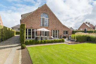 Cette ancienne ferme a fait l'objet d'une rénovation totale... Des matériaux caractéristiques et de haute qualité ont été utilisés et ont été impeccablement entretenus au fil des ans. <br />Au total, la maison comprend... chambres, chacune avec sa propre salle de bain et une salle de bain supplémentaire au rez-de-chaussée en plus du rangement pratique et de la buanderie.<br />L'appartement du premier étage (qui est licencié séparément) dispose de 3 chambres, d'une salle de bains et d'un toit-terrasse intérieur avec vue sur la tour Katrien. L'annexe est également joliment décorée et équipée d'une salle de bains et d'une kitchenette afin qu'elle puisse également être utilisée de manière multifonctionnelle.<br /><br />CPE : 157 kWh/m² / CU : 20260908-0003950140-RES-1<br />CPE : 78 kWh/m² / CU : 20260908-0003949930-RES-1<br /><br />Registre des mesures: non
