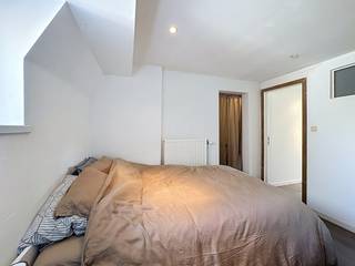 Achter een prachtige, beschermde stadsgevel op de tweede verdieping van de Molenstraat 40A bevindt zich dit karaktervolle en lichtrijke appartement. Gelegen op een absolute toplocatie in het hart van Aalst — recht tegenover Cultuurcentrum De Werf — combineert deze woning het bruisende stadsleven met verrassend veel ruimte en toekomstpotentieel.<br /><strong>Indeling en leefruimtes</strong><br />De grote raampartijen zorgen in de gehele woning voor een aangename, natuurlijke lichtinval en een open gevoel.<br />* <strong>Woonkamer:</strong> Sfeervolle leefruimte met een mooi zicht op het tegenoverliggende cultuurcentrum.<br />*<strong> Keuken: </strong>Praktisch ingerichte keuken voorzien van een gezellige zithoek.<br />* <strong>Slaapkamer:</strong> een ruime slaapkamer gekoppeld aan een aparte, veelzijdige ruimte die perfect dienst kan doen als dressing of berging.<br />*<strong> Badkamer:</strong> comfortabele badkamer ingericht met ligbad en douchemogelijkheden.<br /><br /><strong>Potentieel: zolderverdieping van 40 m²</strong><br />Een van de grootste troeven van dit appartement is de vaste trap naar de zolderverdieping van maar liefst 40 m². Deze ruimte is momenteel niet afgewerkt, wat u de unieke kans biedt om het woonoppervlak aanzienlijk uit te breiden met extra slaapkamers, een master suite of een ruim thuiskantoor, atelier of hobbyruimte.<br /><br /><strong>Troeven</strong><br />Het appartement voldoet aan de hedendaagse normen, wat zorgt voor een zorgeloze intrek of investering:<br />✅Energetisch: goed geïsoleerd met een gunstige EPC-score van 208 kWh/m². Verwarming via centrale verwarming op aardgas met radiatoren.<br />✅Renovaties: het dak is vernieuwd in 2017, de ramen zijn vernieuwd in 2016 (voorzien van HR-glas).<br />✅Elektriciteit conform en asbestvrij.<br /><br />Gelegen op de 2de verdieping in de Molenstraat biedt dit appartement alles wat u van centraal wonen mag verwachten: winkels, gezellige horeca, openbaar vervoer en culturele voorzieningen bevinden zich net als het trein- en busstation op wandelafstand.<br /><br /><strong>Wilt u wonen op een bruisende locatie met een zee aan mogelijkheden? Neem vandaag nog contact op!</strong><br />Maak snel jouw afspraak via immo@vastgoed-ff.be, bel <strong>Gunther op 0476/60 67 96 </strong>of bel tijdens de kantooruren naar <u><strong>053/21.21.21</strong></u><br /><br /><strong>Weet:</strong> De vermelde prijs is een richtprijs/startprijs. Deze methode geeft jou, als potentiële koper, de kans om op een transparante manier te bieden. Na ontvangst van deze biedingen zal de verkoper beslissen of hij/zij de eigendom verkoopt aan het hoogste bod, de richtprijs is aldus niet bindend voor de verkoper.<br /><br /><br />