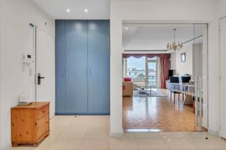 Gunstig gelegen appartement gelegen te Prins Boudewijnlaan. Dit appartement is gelegen op een vierde verdieping vlakbij winkels, kwalitatieve scholen en openbaar vervoer. Vlotte verbinding Brussel - Antwerpen. <br /><br /><br />De indeling van het appartement gaat als volgt. Veiligheidsdeur, Inkomhal op tegels met ingemaakte kasten, apart toilet met handenwasser, keuken voorzien van alle hedendaagse comfort (gas), 2 slaapkamers achteraan. Een lichte woonkamer op parket met airco en toegang tot het terras. Douchekamer met lavabo. <br /><br />Garage optioneel mee aan te kopen aan €25.000.<br /><br />De maandelijkse algemene kosten bedragen +-300euro. (verwarming, elektr. gemene delen, water, syndicus, ...)<br /><br />EPC: 151 KwH/m²/jaar.