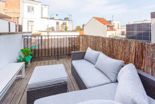 Gelegen in de Sint-Laureisstraat, op een gegeerde locatie in Antwerpen, bevindt dit appartement zich op wandelafstand van het Zuid en de levendige Troonplaats. Tal van gezellige restaurants, koffiebars en hotspots zoals het KMSKA bevinden zich in de directe omgeving, terwijl ook het stadscentrum vlot bereikbaar is. Een aangename buurt waar de charme van de historische stad gecombineerd wordt met een bruisende, eigentijdse sfeer.<br /><br />Het appartement bevindt zich op de tweede en derde verdieping van een kleinschalig en karaktervol gebouw en werd in 2023 volledig gerenoveerd. Bij binnenkomst wordt u verwelkomd in een ruime en lichtrijke leefruimte, waar de ochtendzon op een aangename manier naar binnen valt. De open keuken sluit hier mooi op aan en vormt samen met het eetgedeelte een gezellig geheel. De keuken is uitgerust met kwalitatieve inbouwtoestellen en biedt alles wat u nodig heeft voor comfortabel dagelijks wonen.<br /><br />Een verdieping hoger bevinden zich twee volwaardige slaapkamers. Beide kamers delen een stijlvolle badkamer, voorzien van een ruime regendouche, wastafel en toilet. Op de tussenverdieping bevindt zich bovendien een zonnig terras, een heerlijke plek om buiten te genieten en dé troef van dit appartement.<br /><br />Daarnaast is er nog een derde kamer aanwezig, die momenteel ingericht is als bureau maar zich eveneens perfect leent als extra slaapkamer, dressing of hobbyruimte. De woning beschikt tot slot over een ruime kelderberging, ideaal als extra opslagruimte. Bovendien bestaat de mogelijkheid om het huurcontract van een nabijgelegen parkeerplaats over te nemen.<br /><br />Kortom, een karaktervol en hedendaags appartement op een gegeerde locatie in Antwerpen, zonder gemeenschappelijke kosten.<br /><br />Interesse? <br />Contacteer LISTED voor een bezoek: +32 3 283 51 51.