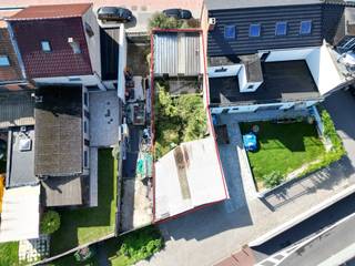 <p><span>Op een bijzonder interessante locatie, langs één van de belangrijke toegangswegen van Aalst, bevindt zich deze bouwgrond voor gesloten bebouwing. De ligging combineert een vlotte bereikbaarheid met de nabijheid van het stadscentrum en het OLV-ziekenhuis, waardoor dit perceel zowel voor eigen bewoning als voor een investering bijzonder interessant is.</span></p><p><span> </span></p><p><span>Een belangrijke troef is dat er reeds vergunde plannen aanwezig zijn, waardoor u snel en gericht aan de slag kunt. Bovendien zijn water en elektriciteit reeds voorzien, wat het bouwproces verder vereenvoudigt.</span></p><p><span> </span></p><p><span>Achteraan het perceel bevindt zich de Achterweg, wat extra mogelijkheden biedt voor de praktische ontsluiting. Zo kan er achteraan een parkeerplaats worden voorzien en is er een handige toegang voor fietsen.</span></p><p><span> </span></p><p><span>Daarnaast is er de mogelijkheid om te bouwen aan het verlaagde btw-tarief van 6%, onder de geldende wettelijke voorwaarden. Tevens is er een vrijstelling van de WADY-bijdrage.</span></p><p><span> </span></p><p><span>Een uitstekende opportuniteit voor wie op zoek is naar een bouwgrond met vergunning, een gunstige ligging en reeds heel wat praktische voordelen.</span></p><p><span> </span></p><p><span>Voor meer informatie en/of een bezoek, contacteert u Didier op het nummer 0476/ 73. 17. 99.</span></p><p><span> </span></p>