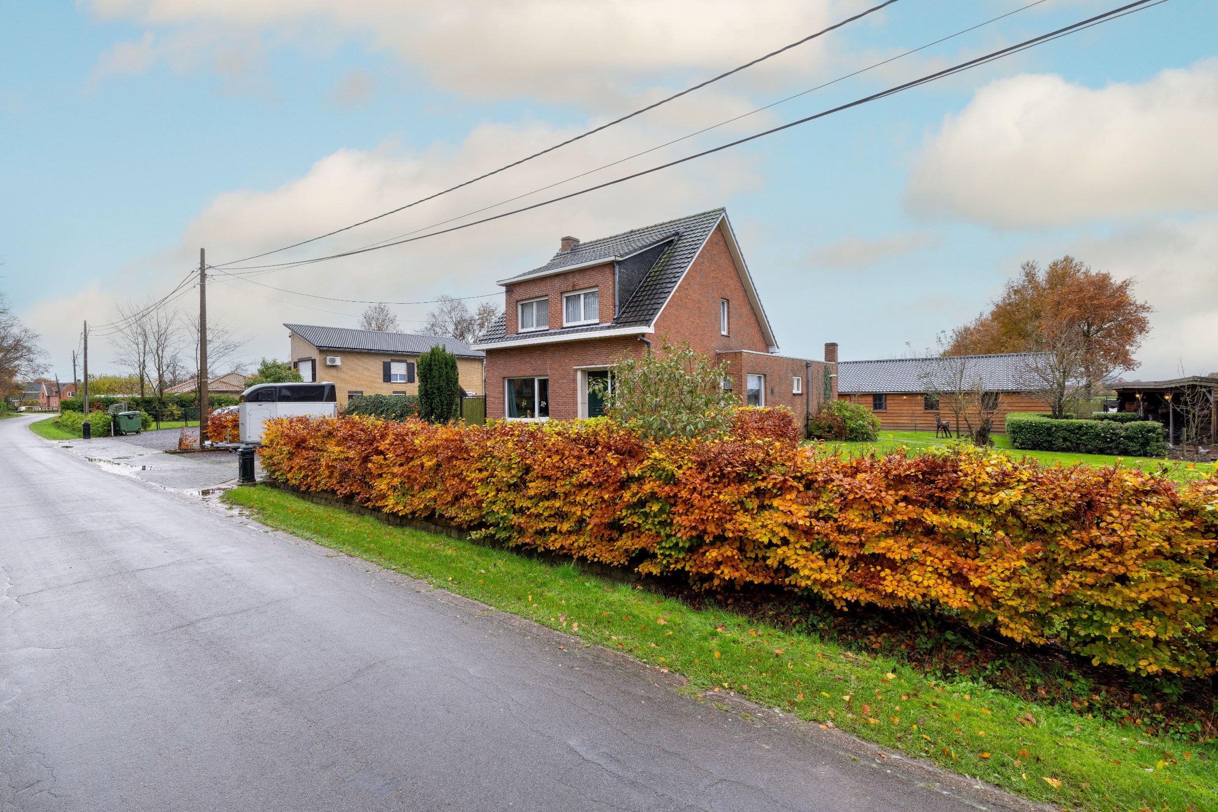 Groen gelegen woning met ruim bijgebouw op perceel van +/-  1.523m² te Poppel! - foto 1