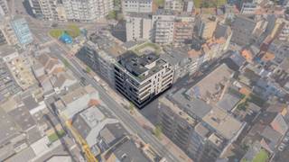 Op een boogscheut van de Koninginnelaan, de zeedijk, Thermae Palace en ‘t Bosje bevindt zich deze nieuwbouwresidentie: Futuro. Deze prachtige architectuur werd ontworpen door het gerenommeerde architectenbureau Luum. <br /><br />Elk appartement is uitermate ruim (minimaal 94m²) en beschikt over een eigen terras. De gevel, alsook de gevelvlakken aan de terrassen worden opgetrokken in een lichtgrijze natuursteen. Het schrijnwerk is voorzien in koperkleurig aluminium, alsook de inkom, fietsenberging en garages.<br /><br />Elk appartement krijgt een individuele warmtepomp, vloerverwarming, mooie keukenwaarde en ventilatie systeem D. <br /><br />EPB studie: er wordt een A score EPC afgeleverd, de appartementen worden zeer goed geïsoleerd, ook op akoestisch vlak. Glas is voorzien met zonnefactor.<br /><br />De auto kan in het gebouw geparkeerd worden, er is een ruime autolift voorzien. Op het gelijkvloers zijn er vier afgesloten parkings, op de kelderverdieping zijn er 8 garages en 4 parkeerplaatsen en ook private bergingen beschikbaar. <br /><br />Dankzij de grootte, ligging en architectuur is deze residentie een unicum in Oostende. <br /><br />Prijzen vanaf €365.000 excl. BTW (zijnde €441.650 incl. 21% BTW)<br /><br />Troeven<br /><br /><ul><li>ruime appartementen<br /><br /></li><li>gunstige locatie nabij groen en de zee<br /><br /></li><li>vlot bereikbaar<br /><br /></li><li>fraaie architectuur</li></ul>