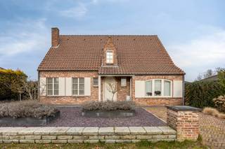 Deze verzorgde en instapklare woning is rustig gelegen in een aangename woonomgeving, nabij het centrum en een leuk speelpleintje in de buurt...