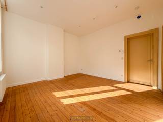Op een topligging, op wandelafstand van het bruisende centrum van Ronse én het station, bevindt zich dit gezellige appartement met twee slaapkamers. Het is gelegen in een verzorgd en rustig appartementsgebouw.<br /><br />De indeling is als volgt: inkomhal, lichtrijke woonkamer, keuken, twee volwaardige slaapkamers en een badkamer met toilet.<br /><br />GEEN SYNDICKOSTEN<br /><br />Adres: Charles Vandoorenstraat 11 bus 0101 - 9600 Ronse<br />Onmiddellijk beschikbaar<br />Huurprijs: €750,00/maand<br />EPC: 114kWh/m²/jaar.
