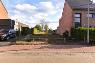 <p>Ontdek dit geweldig gelegen perceel bouwgrond van 422m² ideaal voor het realiseren van een ruime halfopen bebouwing (HOB). Het kavel bevindt zich in de groene gemeente Essen te Horendonk en biedt een perfecte balans tussen groen wonen en vlotte bereikbaarheid.</p>
<p>Met een efficiënte straatbreedte van 9,50 m en een uitzonderlijke diepte van maar liefst 45m, biedt dit perceel volop ontwerpmogelijkheden voor zowel een volwaardige woning als een diepe, zuidoost georiënteerde achtertuin. Dit is de ideale bouwplek voor wie droomt van een nieuwbouwwoning in een kindvriendelijke, serene omgeving.</p>
<p>Bent u op zoek naar een kwalitatief en goed geproportioneerd stuk bouwgrond in de groene rand van Essen? Neem dan contact op voor de specifieke bouwvoorschriften en gedetailleerde plannen.</p>