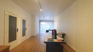 Dit handelspand van 84m² biedt een uitstekende gelegenheid om jouw onderneming te laten floreren. Hier zijn enkele hoogtepunten van dit...