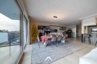 In de eigentijdse en kleinschalige Residentie Carpe Diem wordt dit ruime appartement met zuidgericht terras op de bovenste verdieping te...