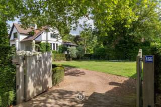 Ontdek deze charmante en karaktervolle villa, gelegen op een boogscheut van Brussel. De woning bevindt zich op een royaal en groen perceel dat rust, ruimte en privacy op een unieke manier combineert. De villa ademt klasse en authenticiteit en verenigt een tijdloze, klassieke architectuur met een warme, landelijke uitstraling.<br /><br />De woning wordt volledig omringd door een prachtig aangelegde, doch onderhoudsvriendelijke, tuin met uitgestrekte gazons en oude en waardevolle bomen die natuurlijke schaduwpartijen bieden. De oprijlaan en ruime parkeergelegenheid versterken de statige en elegante uitstraling van het geheel. <br /><br />De woning gebouwd in 1931 als zomerverblijf voor een Brusselse familie werd volledig gerenoveerd in 2015 en 2022, waardoor je vandaag kan genieten van hedendaags comfort, gecombineerd met authentieke charme. <br /><br />De woning is als volgt ingedeeld: <br />-1: Praktische opbergkelder en technische ruimte <br />Gelijkvloers: In de ruime inkomhal, die uitgeeft op de leefruimtes, is er een vestiaire en gastentoilet. De woning beschikt over een gezellige eetkamer en een lichtrijke woonkamer. Een eerste keuken geeft direct toegang tot de tuin met op hetzelfde niveau een bureel , perfect voor thuiswerk. Iets hoger en aansluitend op de inkomhal is er een gezellige eetruime met een tweede keuken en een praktische bijkeuken. <br />+1 : Op deze verdieping bevindt zich een apart toilet, een wasberging en een kinderkamer <br />+2 : Hier vindt u de master bedroom met dressing en een ensuite badkamer en een balkon dat uitgeeft op de tuin. Verder bevinden zich hier 2 kinderkamers beide uitgerust met ingemaakte kasten, en een tweede badkamer.