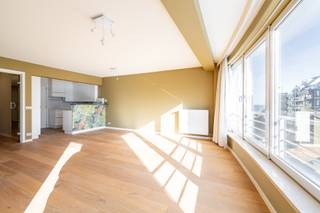 <p><strong>Cet appartement bénéficie d’une excellente situation, à distance de marche de la plage, des commerces et des restaurants.</strong></p>
<p><span>Disposition :</span><br />Hall d’entrée avec toilette invités et vestiaire. Cuisine séparée avec espace de rangement pratique et vaste séjour lumineux bénéficiant d’une agréable luminosité.</p>
<p>L’appartement dispose en outre de trois chambres à part entière et de deux salles de bains, offrant un confort optimal tant pour une résidence principale que secondaire.</p>
<p>Cave privative et local à vélos dans l’immeuble.<br />Possibilité d’acquérir un garage fermé dans une résidence à proximité.</p>