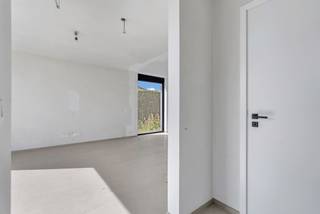 <p>Voor meer info of een bezoek, bel 054 69 39 37 - Op een rustige locatie in Heldergem, bevindt zich deze<strong> nieuwbouw open bebouwing </strong>op een onderhoudsvriendelijk perceel. De woning omvat op het gelijkvloers een ruime inkomhal met apart toilet, dat uitgeeft op de <strong>ruime eet- en leefruimte</strong>. De keuken dient zelf geplaatst te worden door de kandidaat-koper. Aansluitend aan de keuken is er een ruime bergruimte aanwezig (met aansluiting voor wasmachine). Op de eerste verdieping zijn er <strong>drie ruime slaapkamers voorzien (met airco - warmen en koelen)</strong>, alsook een badkamer met bad, douche en aansluiting voor een dubbele spoelbak. Op deze verdieping vinden we ook nog een apart toilet terug. Achteraan het perceel is er een <strong>ruime garage </strong>aanwezig en nog een extra bergruimte. Nieuwbouw - Toplocatie - <strong>Zonnepanelen </strong>- Warmtepomp - <strong>Vloerverwarming</strong>- Airco! *Prijs vermeld in de advertentie betreft prijs excl. BTW en kosten.</p>